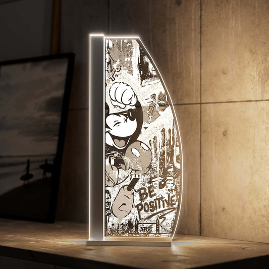 Be Positive Tischleuchte mit einem Edlen Hintergrund, wo die Lampe zu Geltung kommt