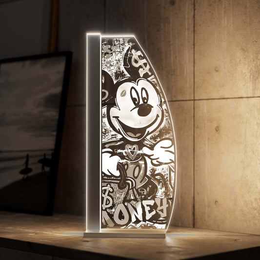 Money Mouse schön platzierte Designer Lampe auf einem Nachtisch