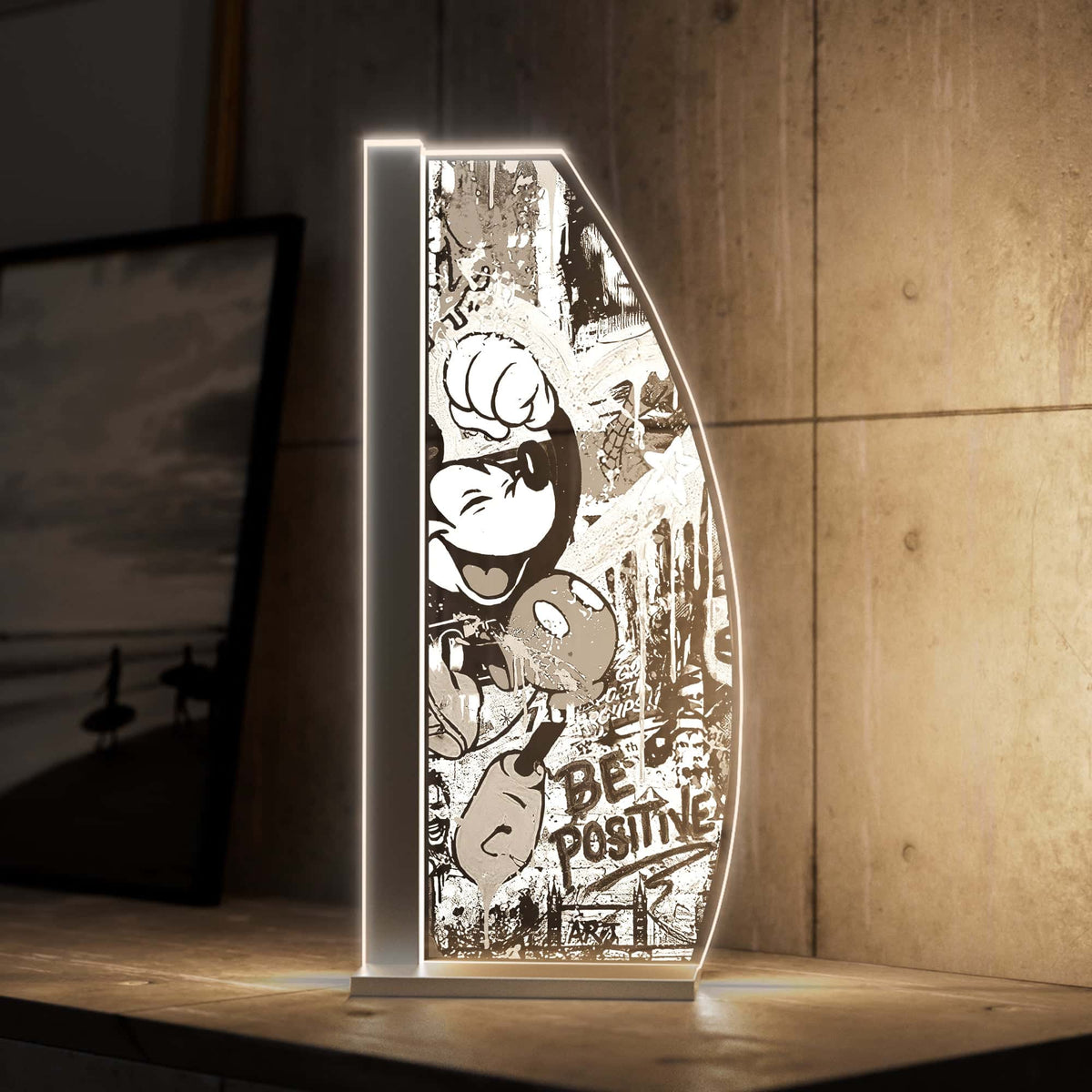 Be Positive Tischleuchte mit einem Edlen Hintergrund, wo die Lampe zu Geltung kommt