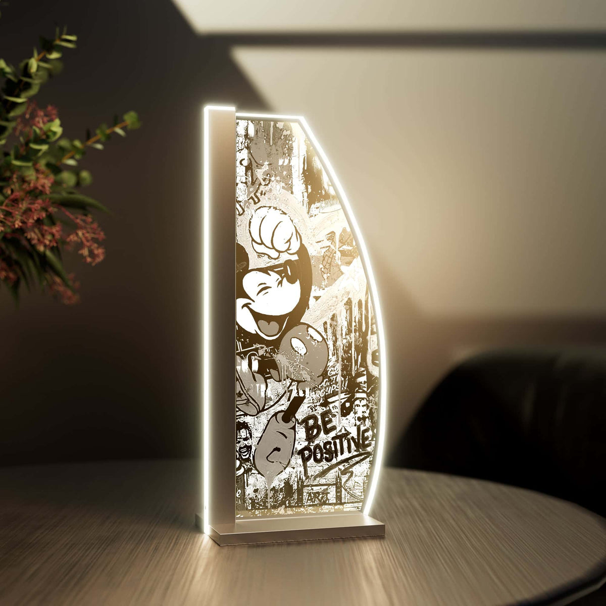 Be Positive Leuchte mit Blumen und rundem Tisch