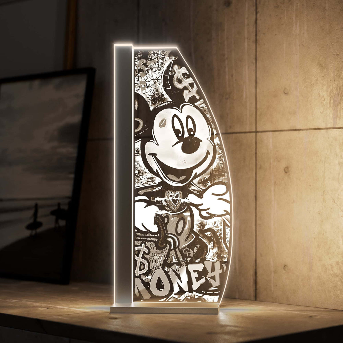 Money Mouse schön platzierte Designer Lampe auf einem Nachtisch