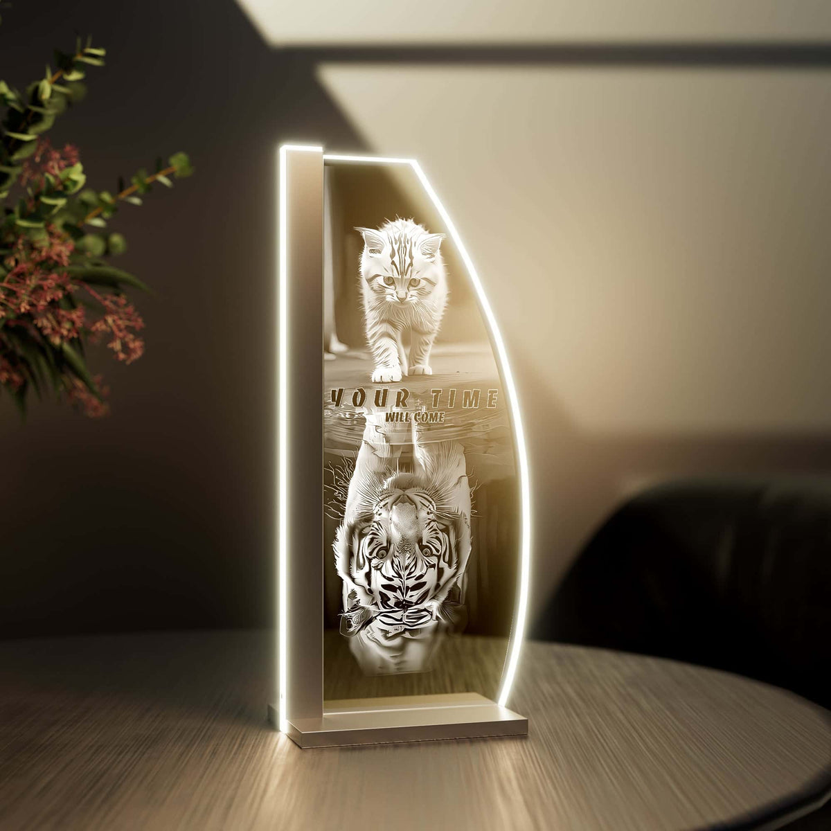 Designlampe mit Katze-Löwe-Reflexion auf rundem Tisch neben Pflanze – stilvoll und bedeutungsvoll.
